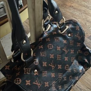 Womens Handbag tote zipper closure pre-owned